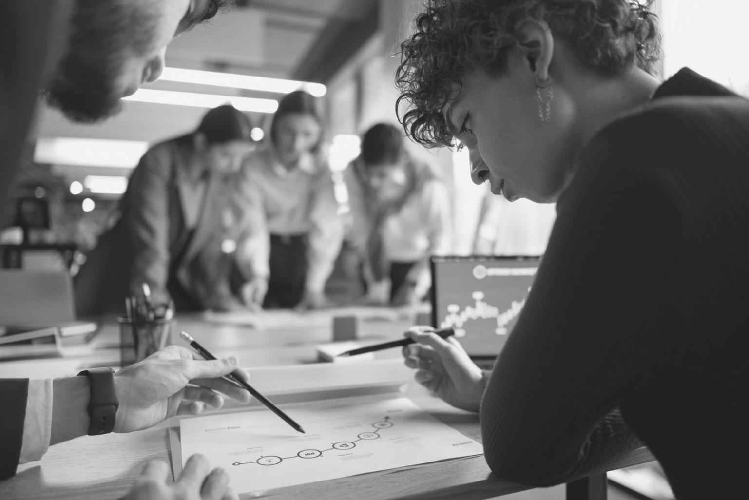 Finanzberatung und Lernmaterialien auf einem modernen Arbeitsplatz
